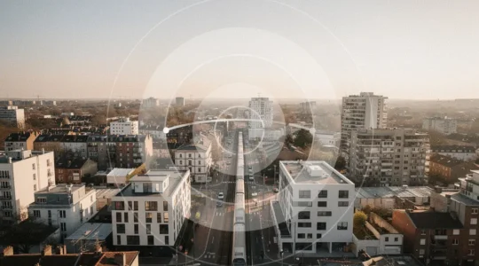 Vista aérea de barrio residencial con estación de metro visible y círculos concéntricos de distancia